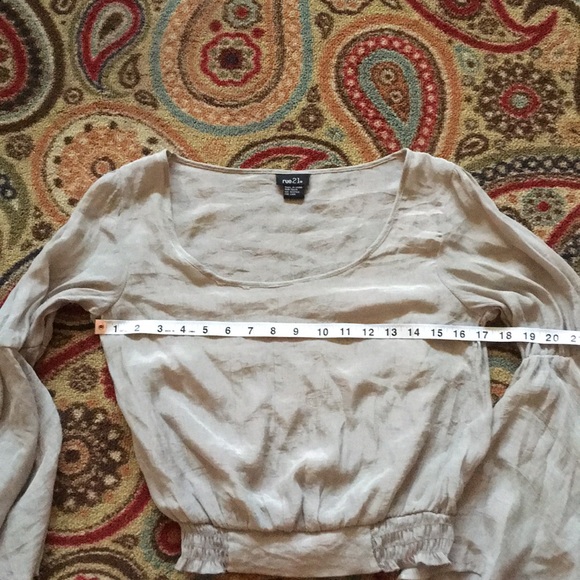 Beautiful sheer Rue 21 Vintage style . - Picture 6 of 7